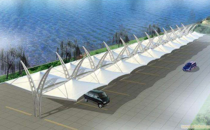 一處位于湖邊的白色張拉膜結構停車棚