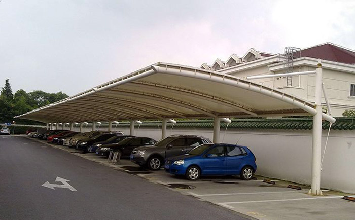 一處背靠后墻的白色停車棚張拉膜結構工程