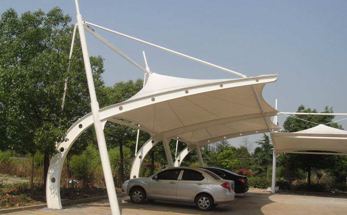 一處白色小穹頂停車棚張拉膜結構工程