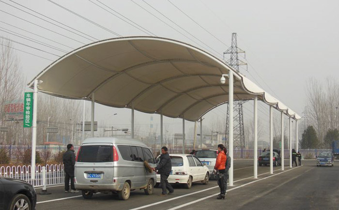 公路白色防曬停車棚張拉膜結構工程