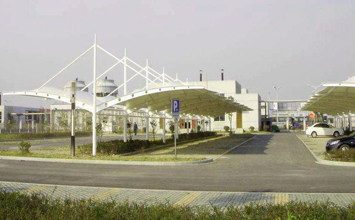 小區里面白色防曬停車棚張拉膜結構工程