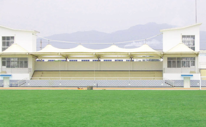 一處足球場的膜結構看臺