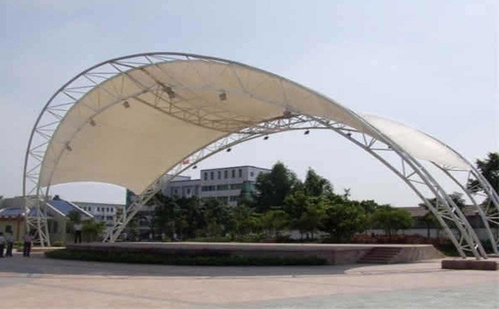 一處拱形的景觀張拉膜結構