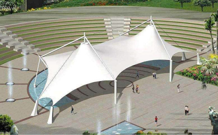 一處位于廣場中心的景觀張拉膜結構