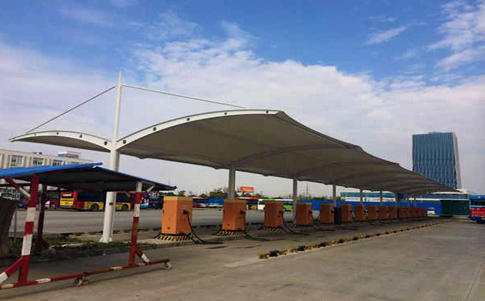 大型停車場內的一處主充電樁膜結構工程