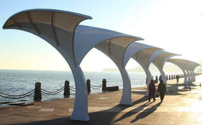 屹立于海邊的張拉膜結(jié)構(gòu)造型