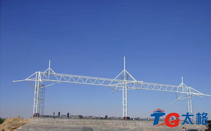 內(nèi)蒙古烏海市烏達(dá)區(qū)膜結(jié)構(gòu)看臺(tái)項(xiàng)目工程的鋼架結(jié)構(gòu)完成