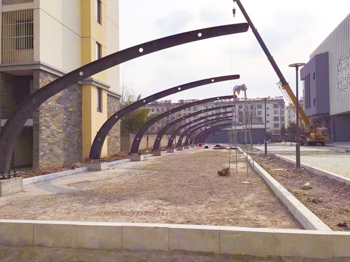 準備更換新膜材的膜結構停車棚