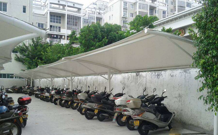 小區的膜結構停車棚