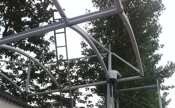 膜結構工程正在安裝鋼架結構階段