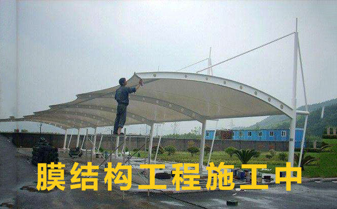 正在施工的膜結構施工隊人員