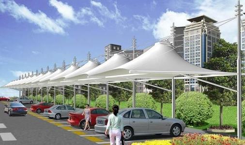 廣場中的膜結構停車棚