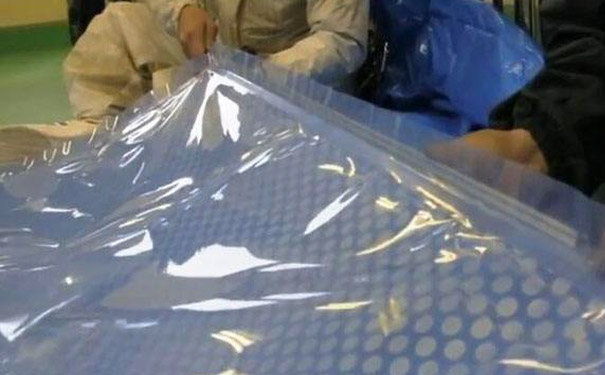 工程師正在檢驗膜材的質量優劣