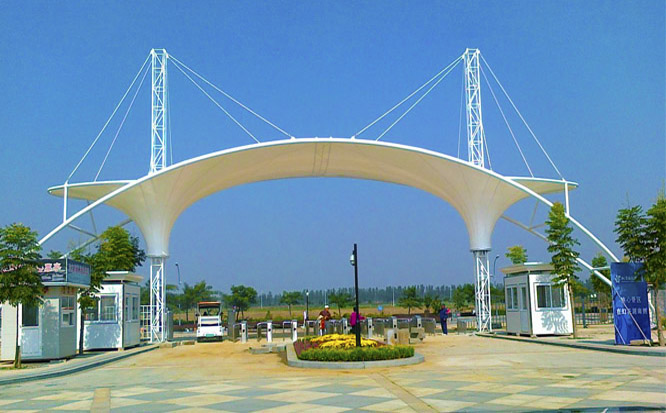 弧形張拉膜造型的出入口膜結構建筑