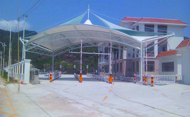 大跨度造型的出入口膜結構建筑實景