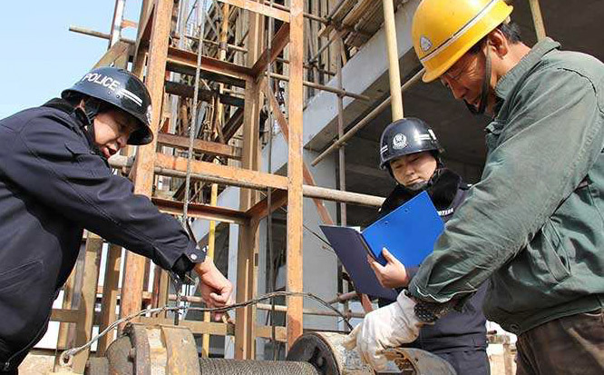 正在工地進(jìn)行安全監(jiān)測(cè)的執(zhí)法人員