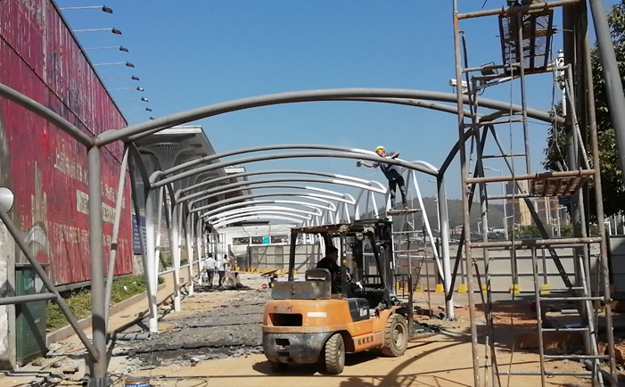 膜結構工程正在進行上油漆的關鍵處理