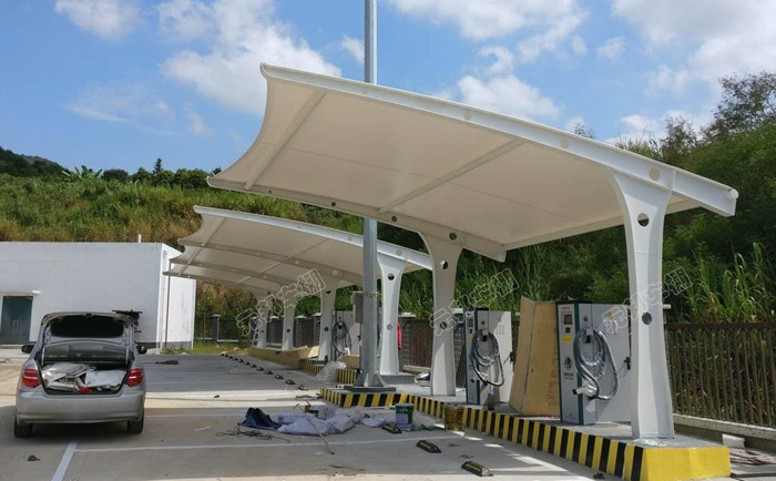 即將施工安裝完畢的膜結構充電樁車棚