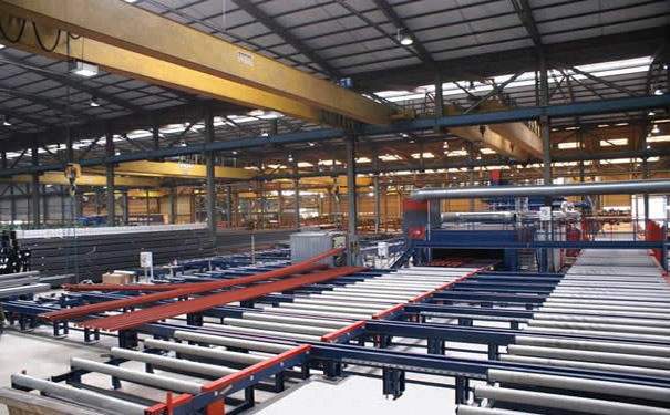 工廠正在進行批量的鋼結構除銹