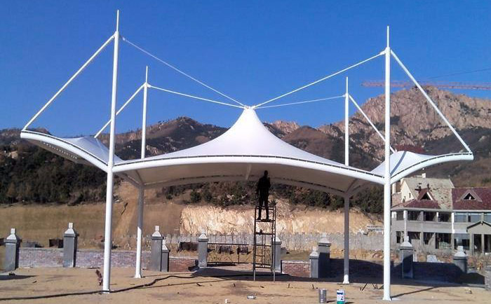 一個正在對膜結構車棚安裝施工的工人師傅