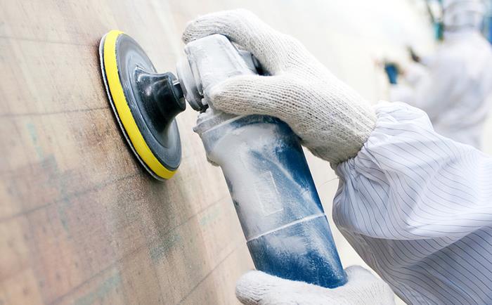 膜結構工程正在進行手工除銹